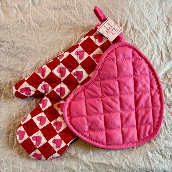 Francesca's Collections Other - Francesca's Collections Red and Pink Heart Oven Mitt Set